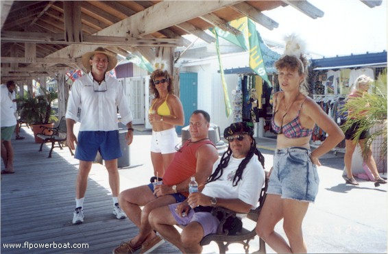 HOLIDAY ISLE
FPC members enjoy a cool drink in the shade at Holiday Isle Marina.From Left: Tom Martin with Team Gobbagoo's Lynda, Jon Lorensen, Fonce and Linda Fontanella.
